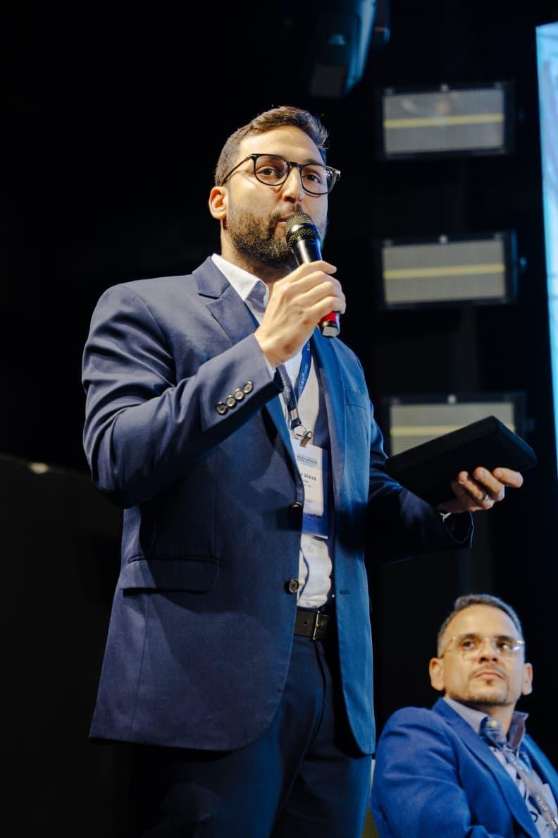 Dr. Thiago Vieira palestrando em congresso médico