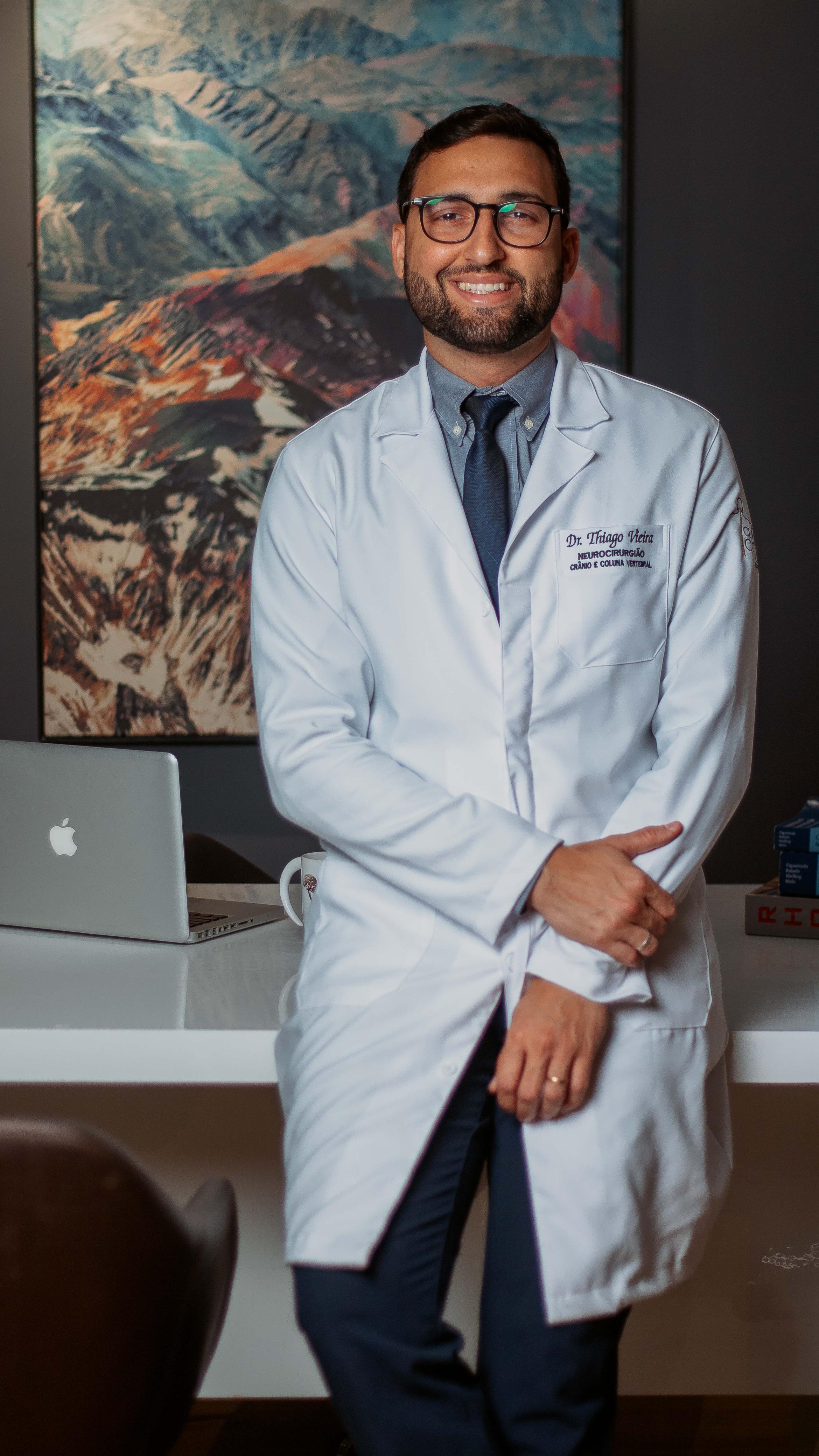 Dr. Thiago Vieira, neurocirurgião especializado em crânio e coluna vertebral